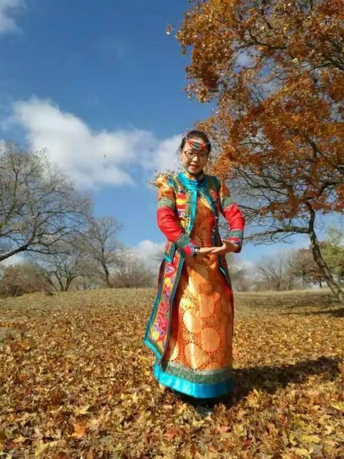 金秋十月乌旦塔拉枫叶之旅服装由浩日沁民族服装提供